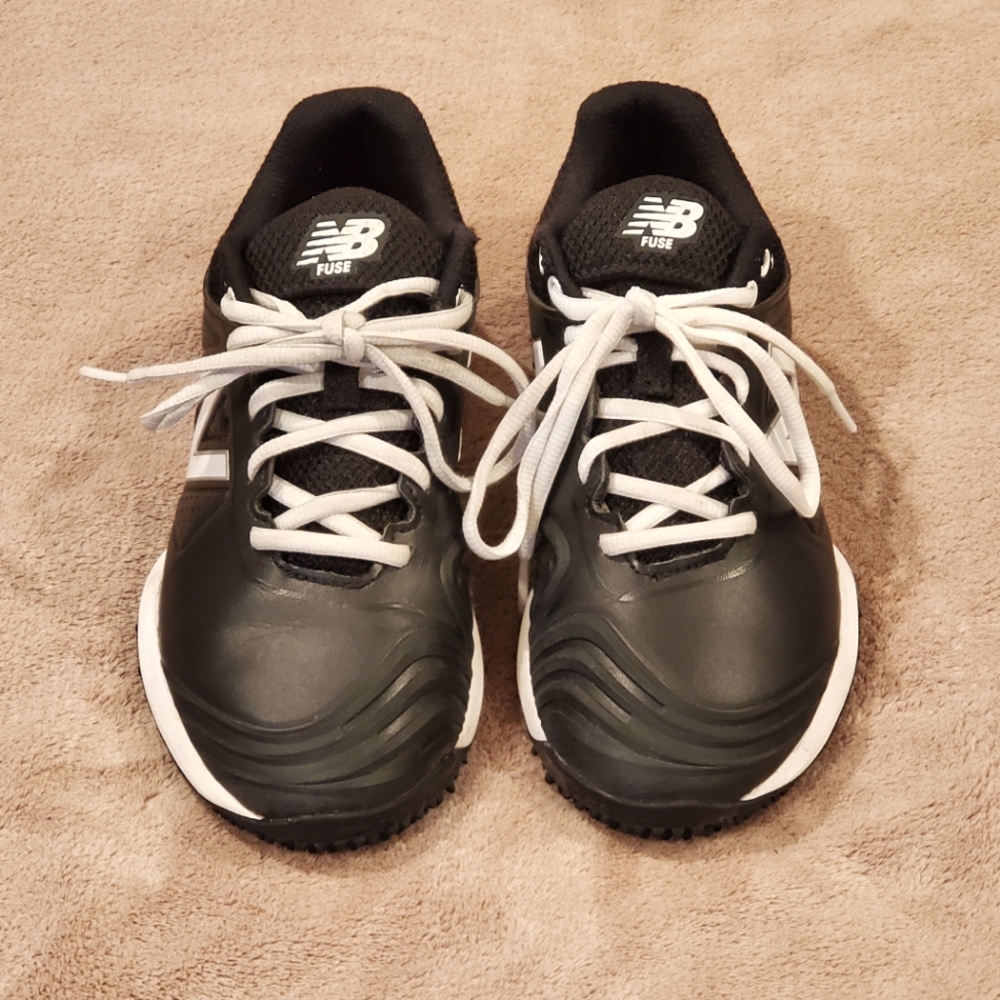 New Balance Women's Fuse V2 Turf Softball Shoes Size 6.5